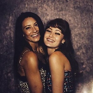 Ella Purnell with her mother (Image: Instagram)